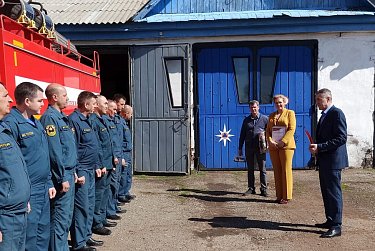 Депутат поздравила сотрудников пожарно-спасательной части в Новосергиевке